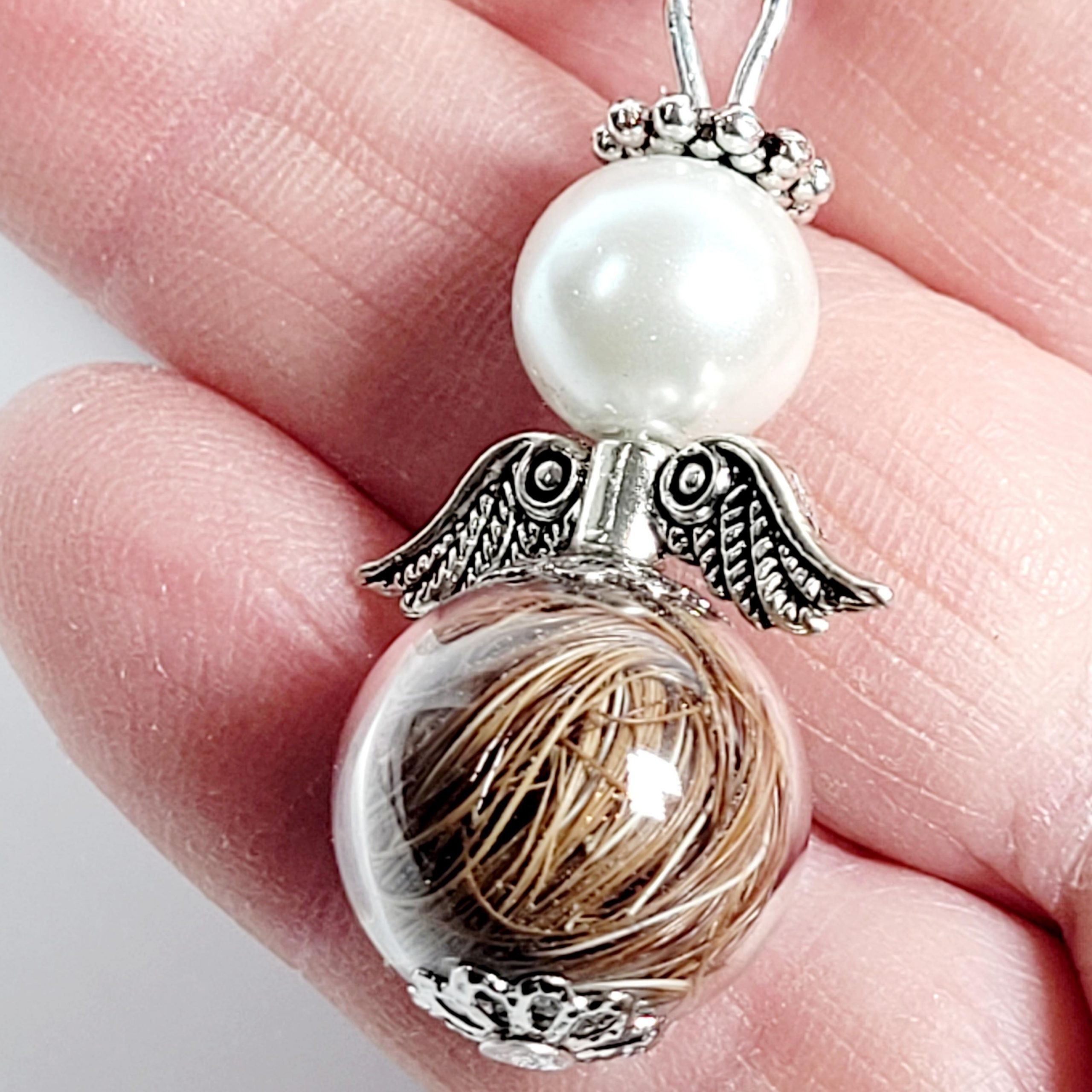 Ein handgefertigter Engel-Anhänger mit Fellperle